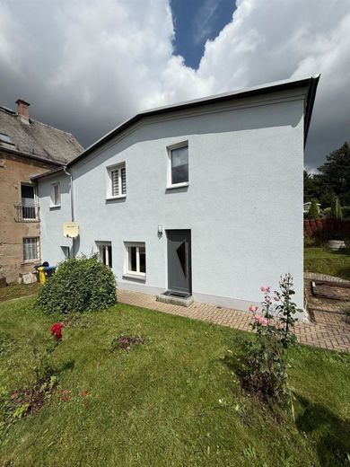 Günstiges EFH mit Terrasse, Garage, Dusche und sonnigem Grundstück am grünen Ortsrand – Hausansicht