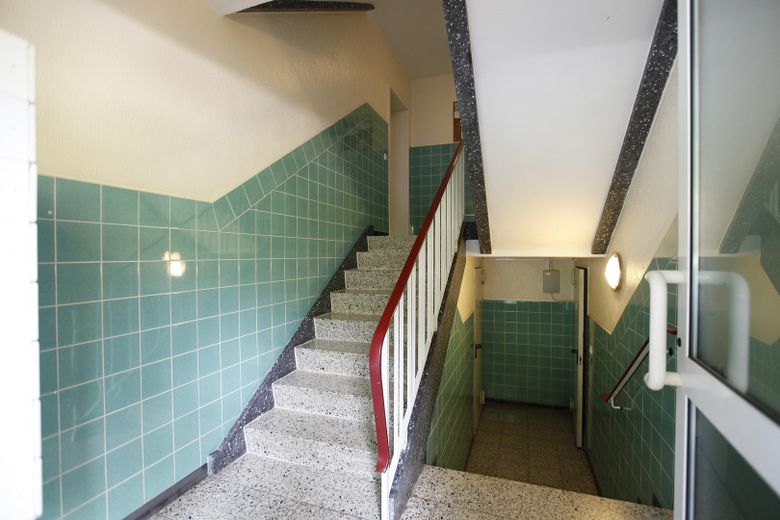 MODERNE 2-KAMERAPPARTEMENT MET BALKON + GARAGE – Hausflur