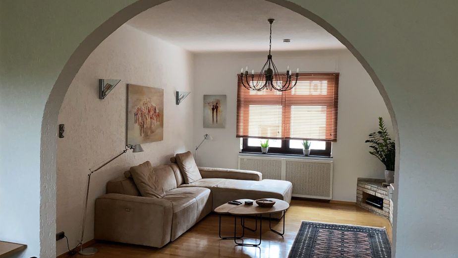 Wohnen und Arbeiten: Stilvolles Mehrfamilien- und Geschäftshaus mit großem Garten. – 1. OG Wohnzimmer