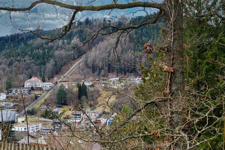 Allerbeste Aussicht über Bad Wildbad: Voll erschlossenes Baugrundstück in bester Hanglage. – Aussicht Sommerbergbahn
