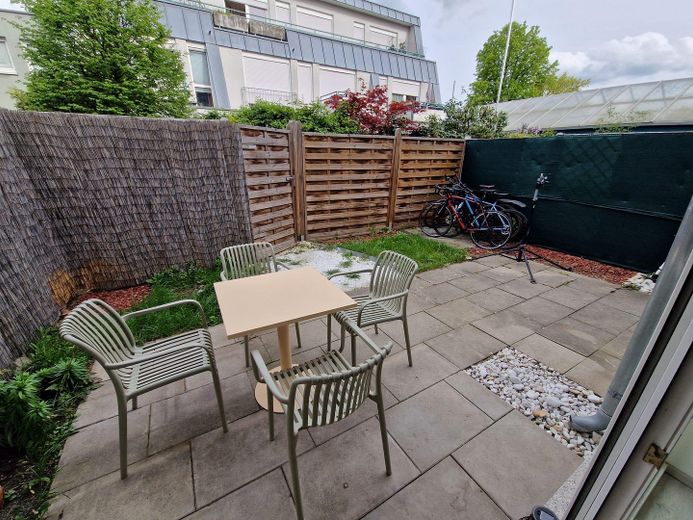 2,5 Zi.-Terrassenwohnung m. Garten (incl. Küche) + feste Tiefgarage in Forchheim/Nähe Bhf. – Terrasse