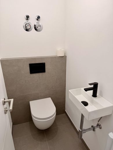 Exklusiv: Komplett neu renovierte 5,5–6‑Zimmer‑Wohnung in Top‑Lage Esslingen‑Sulzgries – WC