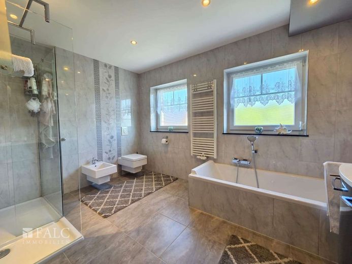 Elegantes Einfamilienhaus mit großzügigem Wohnambiente, Sauna und PV-Anlage – Badezimmer 1.OG