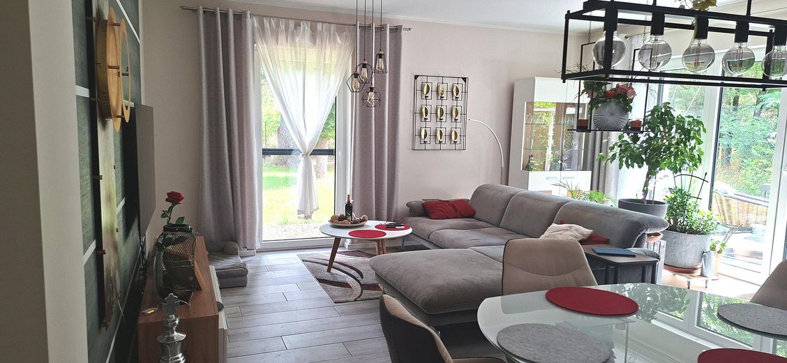RESERVIERT  Moderner Neubau-Bungalow  mit pflegeleichtem Garten – Wohnbereich