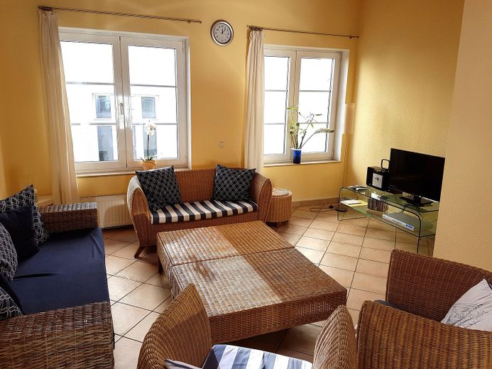Maisonette mit Dachterrasse mitten in Warnemünde – Wohnzimmer