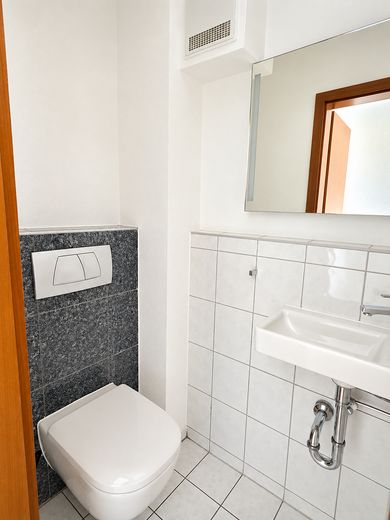 Wohnen auf zwei Ebenen – Maisonette mit hochwertiger Ausstattung und 3 Stellplätzen – WC