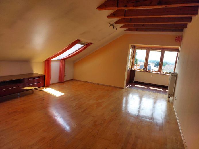 Wunderschöne Dachgeschosswohnung mit viel Platz im Herzen von Ruhstorf – Wohnen