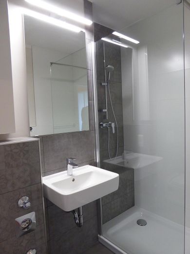 Top sanierte 1 ZKB Wohnung mit Balkon in Wiesbaden - Nordenstadt – Bad mit Dusche