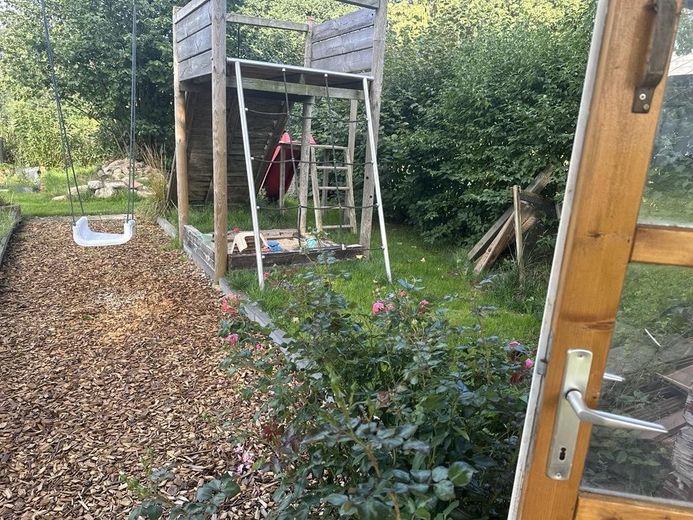 Modernes Einfamilienhaus in Feldrandlage – Spielturm