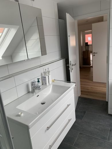 Großzügige 4-Zimmer-Maisonette mit Dachterrasse, Kamin und Albtraufblick – Bad