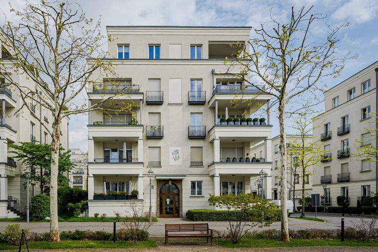 Luxuriöse, moderne 5-Zimmer Maisonette Wohnung mit TG-Stellplatz und Balkon in Südwest-Lage – Hausansicht außen