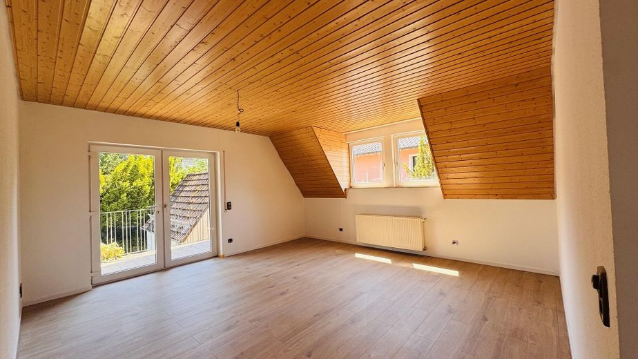 NO COMMISSION: Two-family house in a family-friendly location in Coburg-Scheuerfeld. Available immediately. – Helles Wohnzimmer im DG