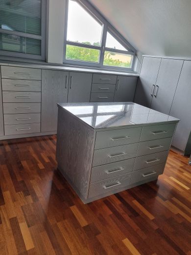 Habiter et travailler de manière représentative à un niveau élevé // avec licence commerciale ou activité libérale – Separates Ankleidezimmer