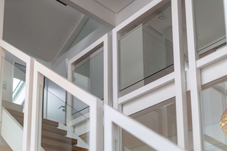 Hochwertige Design-Villa am Ortsrand – Treppenaufgang