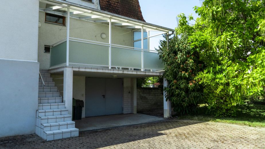 Ek yapılaşma imkânına sahip geniş arsada villa tarzı müstakil ev – Überdachter PKW-Stellplatz