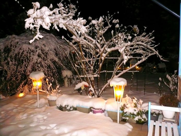 Idylliczny dom jednorodzinny w stylu bungalowu z romantycznym ogrodem różanym – Zdjęcie 15