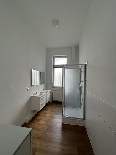 Renovierte Altbauwohnung im denkmalgeschützten Ensemble – Bad