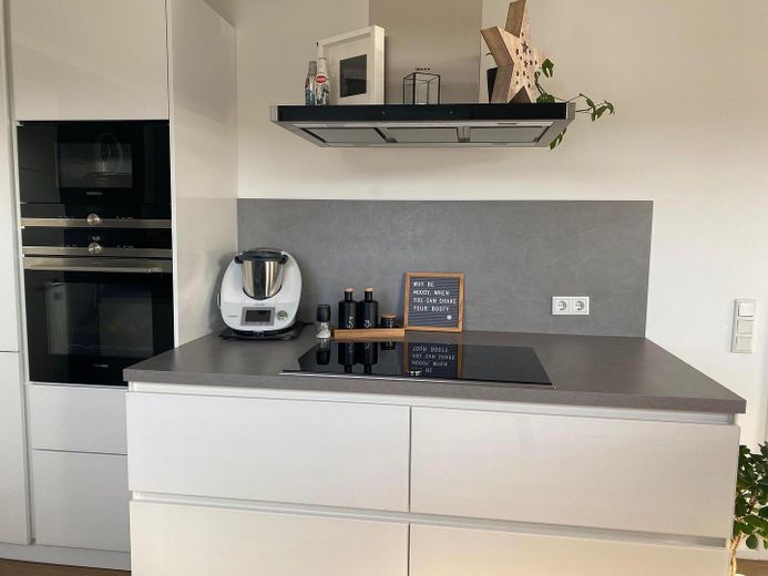 120 m² Familienwohnung mit XXL-Balkon, Doppelgarage, Wallbox, nahe Ingolstadt – Kochinsel an der Wand