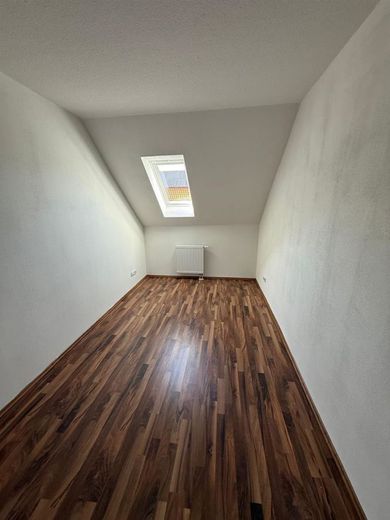 Kompakte DG 3-Zimmer mit Aufzug, Laminat, Dachbalkon und Eckwanne in guter Lage! – PHOTO-2026-03-09-11-47-41_5
