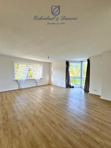 Gepflegtes 2-3 Familienhaus mit Garten + Garage, sofort verfügbar – Wohnbereich EG