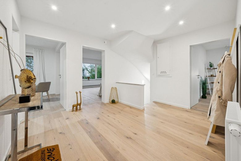 Modernisierte Wohnung mit Reihenhauscharakter, mit Gäste WC und Garten *von Privat* – Flur