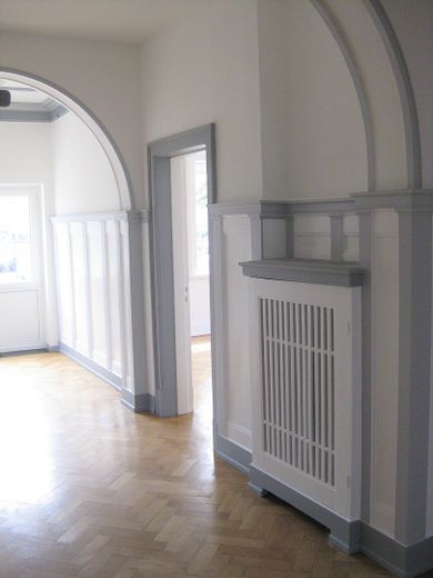Erdgeschosswohnung in schmucker Stadtvilla – Getäfelter Flur