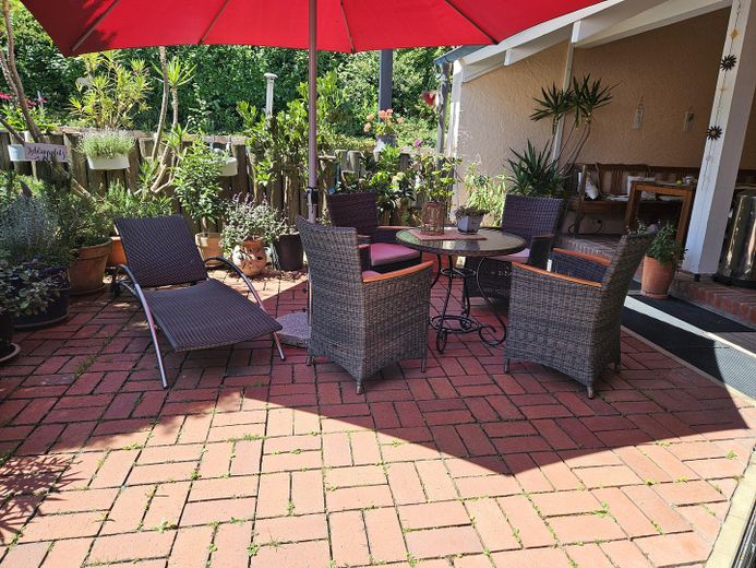 Prämierte Architektenvilla mit Pool & ELW in Pfarrkirchen: Nur ~200€ Energiekosten (Klasse A)! – Terrasse Poolbereich