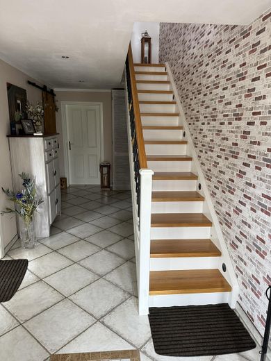Ekskluzywna nieruchomość nad rzeką Neufnach – przestronne mieszkanie na działce o powierzchni ok. 1700 m² – Treppe/ Flur EG