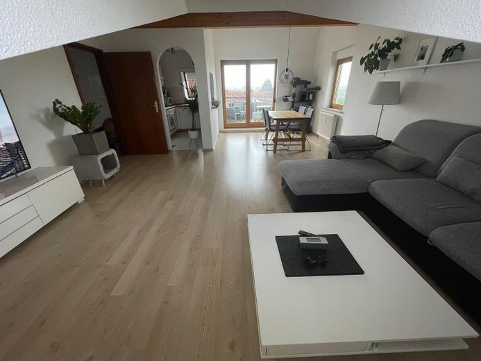 Wohnen & Arbeiten perfekt kombiniert: Helle DG-Wohnung mit separaten Arbeitsraum – Wohn-und Esszimmer