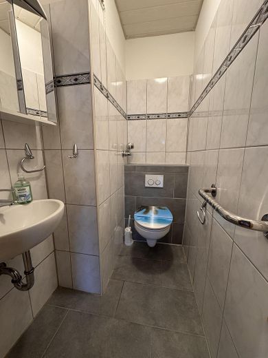 Moderne 3-Zimmer Wohnung mit Balkon im 10. OG in Köln-Eil (Porz) – Getrenntes WC