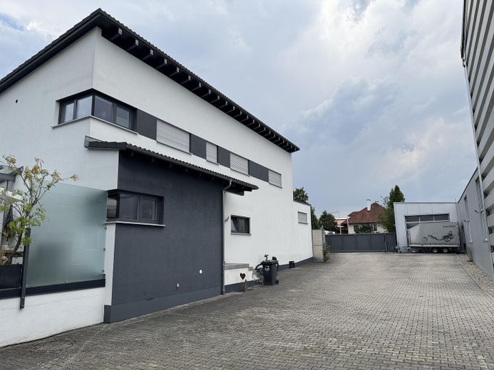 Werkstatt Ausstellung Lager mit exklusivem Betriebsleiter Wohnhaus – Haus und Hofansicht