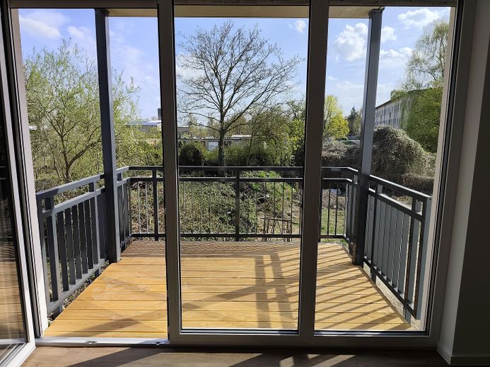 Erstbezug 2-Zimmer-Wohnung (1. OG, Balkon, barrierefrei) in Berge bei Nauen – Ausblick Wohnzimmer