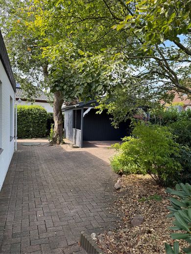 Großzügiger Bungalow mit Einliegerwohnung – Gartenlaube
