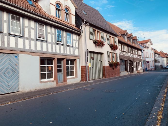 Traumhafte 3-Zimmer Dachgeschosswohnung im aufwendig sanierten Kulturdenkmal – Straßenansicht Kirchstraße