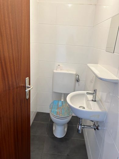 München-Neuhausen, 4 Zimmer Wohnung – WC mit Waschbecken