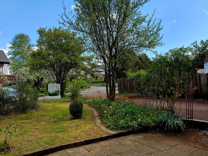 Einfamilienhaus mit großem Garten in ruhiger und gepflegter Lage, provisionsfrei von privat – Photo 2