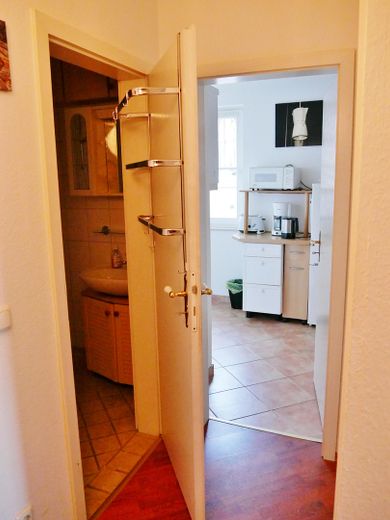 Blick in Küche u. Bad vom Flur