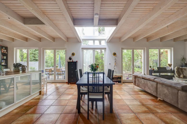 Doğal çevreyle uyumlu arsada, ahşap karkas yapı tekniğiyle inşa edilmiş müstakil aile evi – Wohnzimmer / Küche