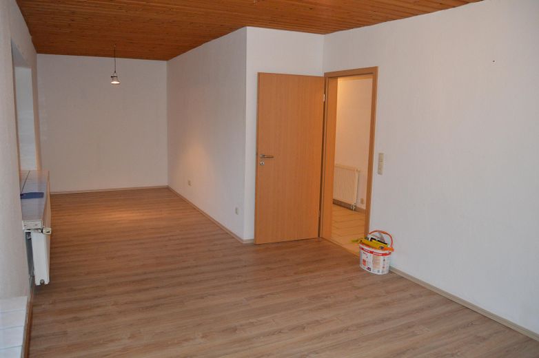 Mehrfamilienhaus provisionsfrei – 1 Einheit vermietet, 1 Einheit frei für Sie – WG 2: Wohnzimmer