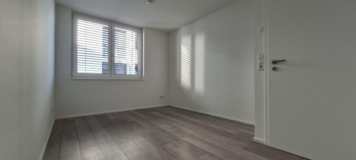 1. piętro nowoczesne mieszkanie 3,5-pokojowe z windą, zabudowaną kuchnią, zadaszonym balkonem, pomieszczeniem gospodarczym i WC dla gości – Zimmer 2