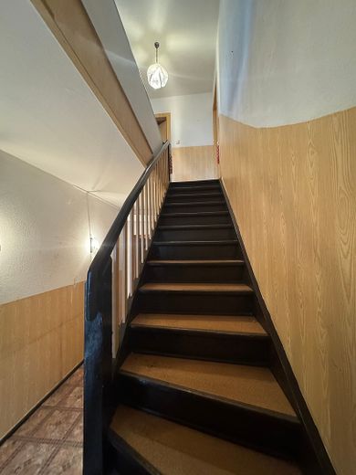 Gr. Einfamilienhaus in Wassernähe, Keller, Grün, 2 getrennte Wohnungen möglich. – Foto 9