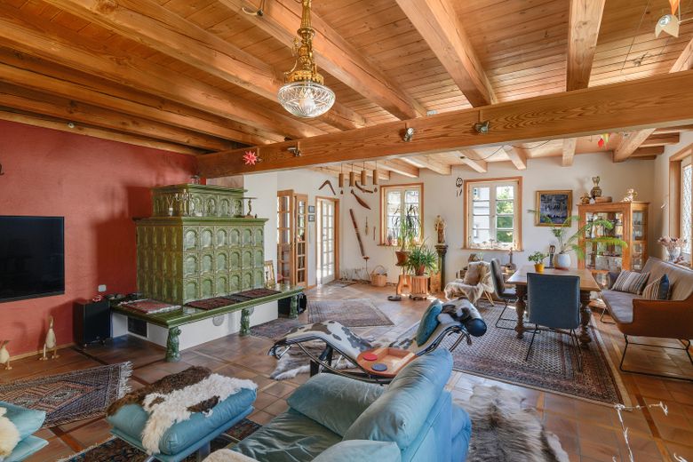 Casa unifamiliar versátil con galería, sauna y apartamento independiente – Wohnzimmer