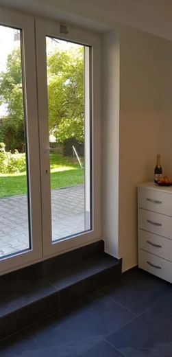 Modernes Wohnen in Bestlage – Ausgang zur Terrasse
