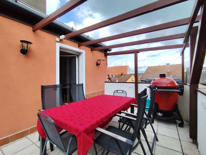 Ihre Wohlfühloase in Bischberg: Modernisiertes Platzwunder, Kaminzauber und XXL-Terrasse! – Terrasse Ansicht 2