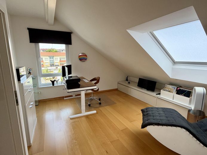 Trasferirsi e sentirsi a casa: casa a schiera di testa KfW-55 con giardino e ampia terrazza sul tetto – Zimmer 1 Dachgeschoss
