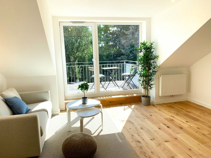 Wohnen auf Zeit: 1,5-Zimmer-Wohnung mit Südwest-Balkon in Hamburg-Marienthal – Wohnzimmer/Küche
