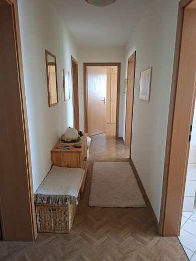 Sehr gepflegte 3-Zimmer-Wohnung mit Balkon, großem Kellerraum und Garage in ruhiger Wohnlage – Flur