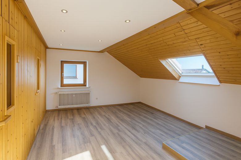Wohnen wie im eigenen Haus: 6,5-Zi.-Maisonette, 195 m² mit Weitblick, ruhige Waldrandlage in Leimen – Schlafzimmer DG
