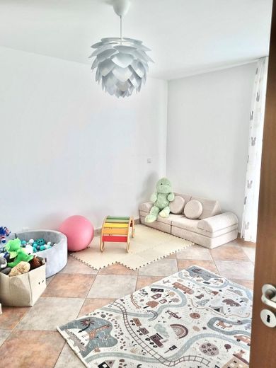 Maisonette di 4 locali con giardino, terrazza e 2 posti auto in garage sotterraneo – Zimmer 3