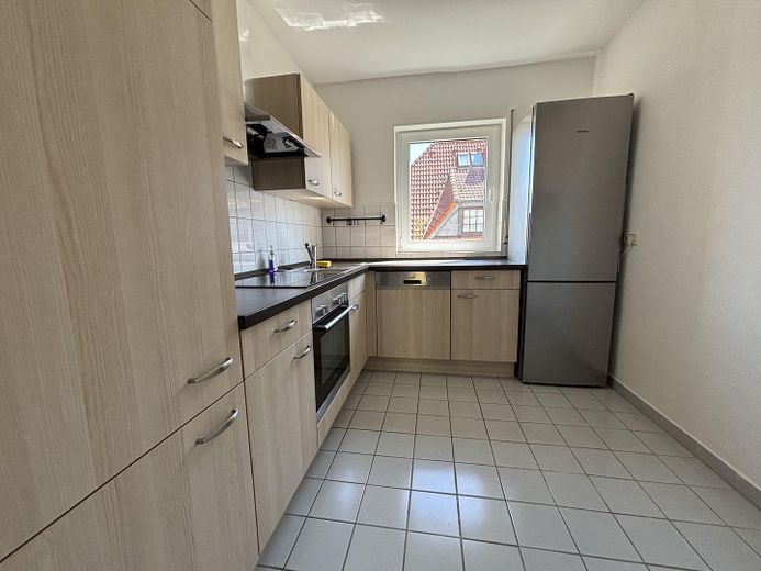 Helle, ruhige, großzügige 2-Zi-Wohnung mit größerem Balkon und PKW-Stellplatz, kleinere Wohneinheit – Moderne Einbauküche 